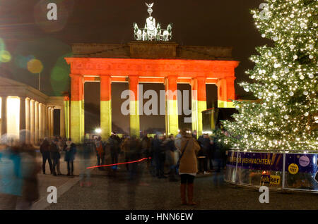 Impressionen: das Brandenburger Tor wird dieses mal in den deutschen Nationalfarben beleuchtet: Illuminierung des Berliner Wahrzeichens nach dem islam Foto Stock