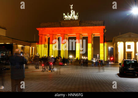 Impressionen: das Brandenburger Tor wird dieses mal in den deutschen Nationalfarben beleuchtet: Illuminierung des Berliner Wahrzeichens nach dem islam Foto Stock