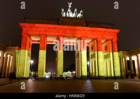 Impressionen: das Brandenburger Tor wird dieses mal in den deutschen Nationalfarben beleuchtet: Illuminierung des Berliner Wahrzeichens nach dem islam Foto Stock