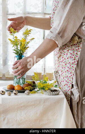 Mani femminili con uovo di Pasqua Foto Stock