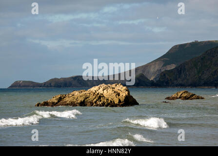 Maestose scogliere di spiaggia Penbryn Cardigan Bay Foto Stock