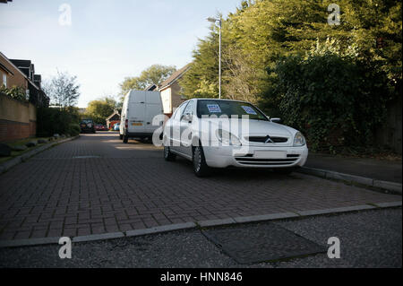 Takeley residenti girare vigilantes dopo essere state investite dalla sconsiderata parcheggio su strada da un aeroporto di Stansted cliente desideroso di evitare gli alti costi di parcheggio ufficiale. Foto Stock