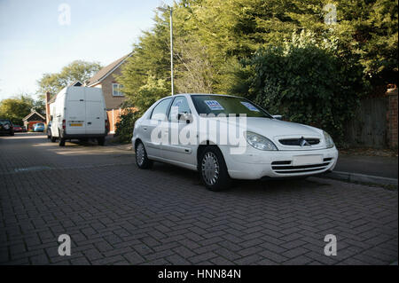 Takeley residenti girare vigilantes dopo essere state investite dalla sconsiderata parcheggio su strada da un aeroporto di Stansted cliente desideroso di evitare gli alti costi di parcheggio ufficiale. Foto Stock