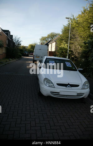 Takeley residenti girare vigilantes dopo essere state investite dalla sconsiderata parcheggio su strada da un aeroporto di Stansted cliente desideroso di evitare gli alti costi di parcheggio ufficiale. Foto Stock