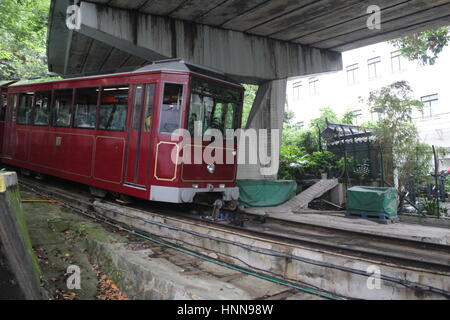 Il Peak Tram sulla strada in salita per punto di vista di Hong Kong Foto Stock