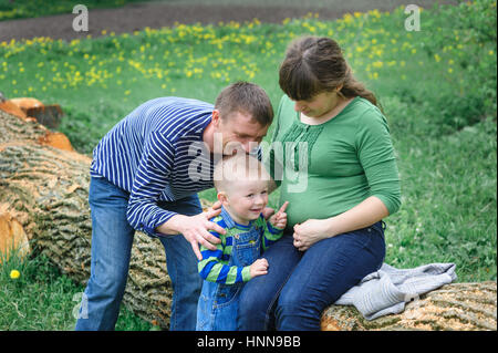 Moglie con il marito e il figlio per picnic Foto Stock