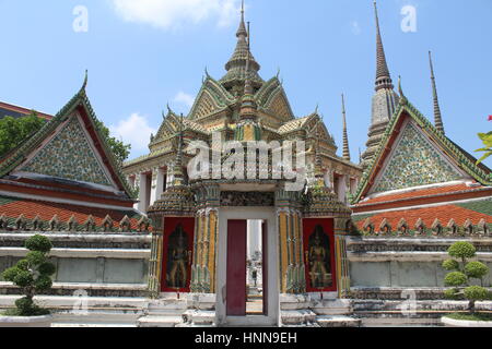 Pagode e stupa di Wat Pho tempio di Bangkok, Tailandia Foto Stock