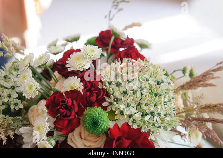 Due anelli d oro sul mazzo di nozze Foto Stock