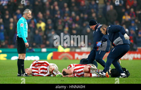 Marko Arnautovic di Stoke City (a sinistra) e Charlie Adam (a destra) si trovano feriti durante la partita della Premier League allo stadio bet365, Stoke. PREMERE ASSOCIAZIONE foto. Data immagine: Sabato 11 febbraio 2017. Vedi PA storia CALCIO Stoke. Il credito fotografico dovrebbe essere: Martin Rickett/PA Wire. RESTRIZIONI: Nessun utilizzo con audio, video, dati, elenchi di apparecchi, logo di club/campionato o servizi "live" non autorizzati. L'uso in-match online è limitato a 75 immagini, senza emulazione video. Nessun utilizzo nelle scommesse, nei giochi o nelle pubblicazioni di singoli club/campionati/giocatori. Foto Stock