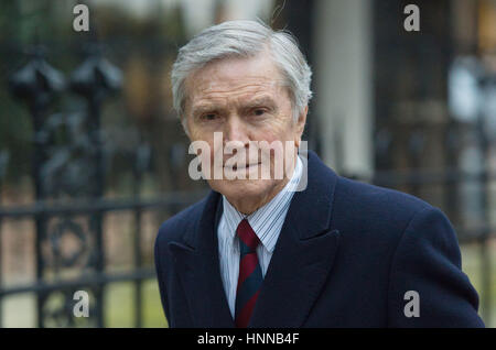 Hugh Owens lascia il Royal Courts of Justice di Londra dove sua moglie, Tini Owens, che vuole il divorzio il marito di quasi 40 anni è in attesa di vedere se ha vinto un "straordinariamente insolito " il giorno di San Valentino corte lotta. Foto Stock