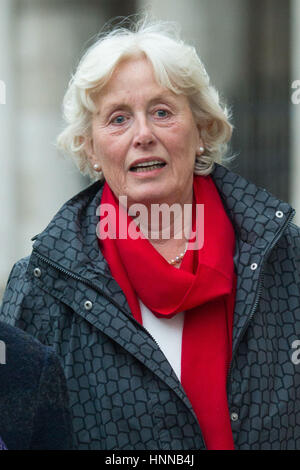 Tini Owens lascia la Corte di giustizia reale a Londra, dove la donna di 66 anni che vuole divorziare suo marito di quasi 40 anni aspetta di vedere se ha vinto una 'straordinariamente insolito' battaglia di San Valentino. Foto Stock