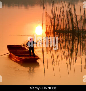 Villaggio di barche da pesca nella provincia di Jiangsu, Cina Foto Stock