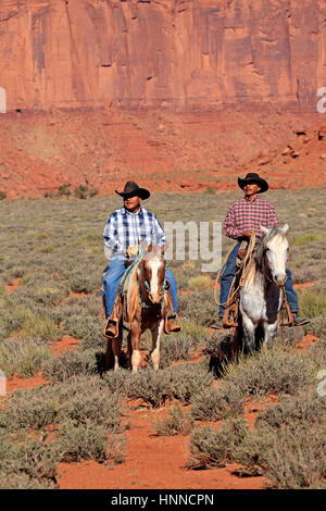 Navajo Cowboy, Mustang, (Equus caballus), Monument Valley, Utah, Stati Uniti d'America,Nordamerica, cowboy a cavallo su Mustang Foto Stock