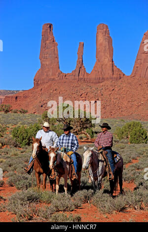 Navajo Cowboy, Mustang, (Equus caballus), Monument Valley, Utah, Stati Uniti d'America,Nordamerica, cowboy a cavallo su Mustang Foto Stock