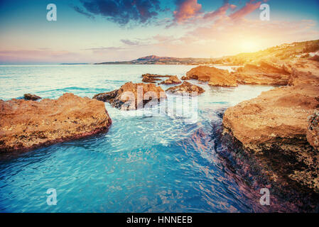 New Scenic 5 posti costa rocciosa capo Milazzo. Sicilia, Italia Foto Stock