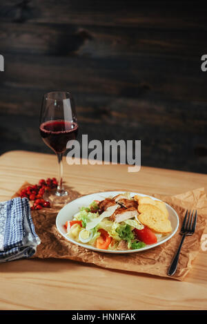 La Caesar salad con crostini, uova di quaglia, pomodorini e grill Foto Stock