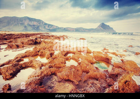 New Scenic 5 posti costa rocciosa capo Milazzo. Sicilia, Italia Foto Stock