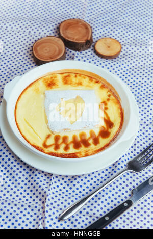 Delizioso formaggio casseruola in un vaso di ceramica. Foto Stock