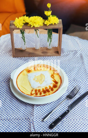 Delizioso formaggio casseruola in un vaso di ceramica. Foto Stock