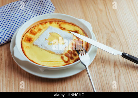 Delizioso formaggio casseruola in un vaso di ceramica. Foto Stock