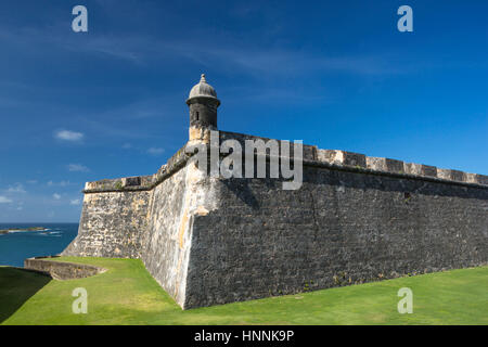 Le merlature interna fossato asciutto Castillo San Felipe del Morro città vecchia di San Juan di Porto Rico Foto Stock