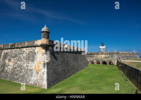 Le merlature interna fossato asciutto Castillo San Felipe del Morro città vecchia di San Juan di Porto Rico Foto Stock