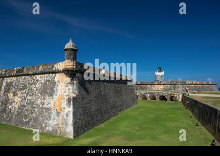 Le merlature interna fossato asciutto Castillo San Felipe del Morro città vecchia di San Juan di Porto Rico Foto Stock