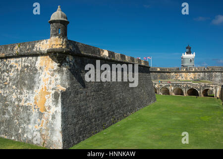 Le merlature interna fossato asciutto Castillo San Felipe del Morro città vecchia di San Juan di Porto Rico Foto Stock