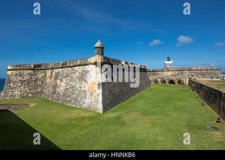 Le merlature interna fossato asciutto Castillo San Felipe del Morro città vecchia di San Juan di Porto Rico Foto Stock