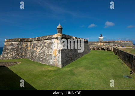 Le merlature interna fossato asciutto Castillo San Felipe del Morro città vecchia di San Juan di Porto Rico Foto Stock