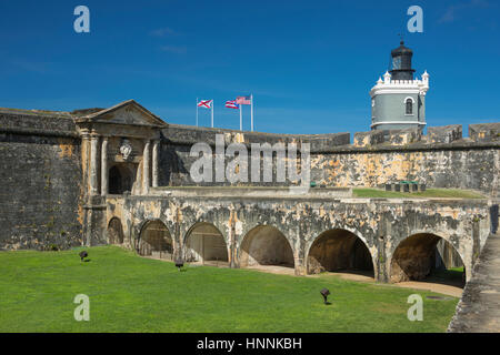 Le merlature interna fossato asciutto Castillo San Felipe del Morro città vecchia di San Juan di Porto Rico Foto Stock