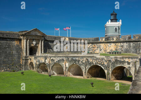 Le merlature interna fossato asciutto Castillo San Felipe del Morro città vecchia di San Juan di Porto Rico Foto Stock