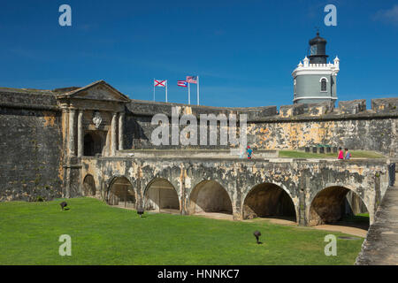 Le merlature interna fossato asciutto Castillo San Felipe del Morro città vecchia di San Juan di Porto Rico Foto Stock