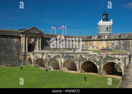 Le merlature interna fossato asciutto Castillo San Felipe del Morro città vecchia di San Juan di Porto Rico Foto Stock