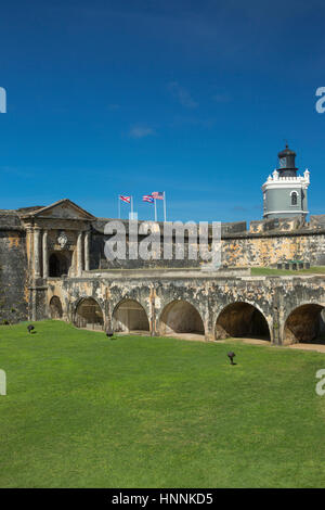 Le merlature interna fossato asciutto Castillo San Felipe del Morro città vecchia di San Juan di Porto Rico Foto Stock