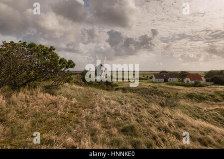 Il mulino a vento di Mandoe isola in danese del Mare di Wadden, UNECSCO Patrimonio Naturale Mondiale, nel Mare del Nord a Sud dello Jutland, Danimarca Foto Stock