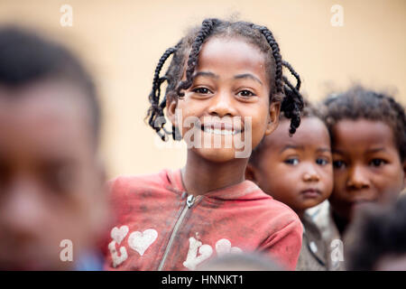 Sorridente ritratto di una bambina adottata nelle zone rurali del pescatore comunità (paese) lungo la costa in area Fort-Dauphin. Foto Stock