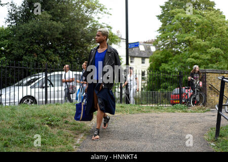 Camden moda, un uomo a camminare sulla strada di Camden, Londra. Foto Stock