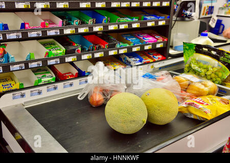 Produrre il supermercato check out nastro trasportatore con acquisto impulsivo check-out display Foto Stock