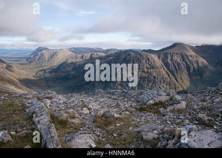 Vertice delle Highlands scozzesi di Glen Coe con nuvole sopra le cime delle montagne. Foto Stock