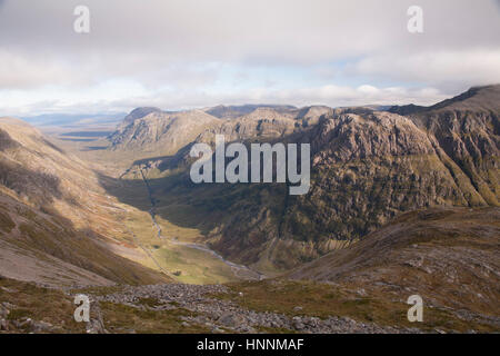 Vertice delle Highlands scozzesi di Glen Coe con nuvole sopra le cime delle montagne. Foto Stock