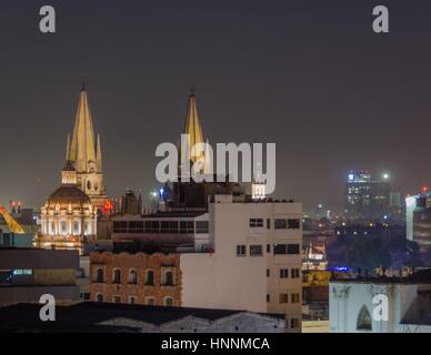 Un paesaggio urbano di Guadalajara, Messico, di notte. Foto Stock