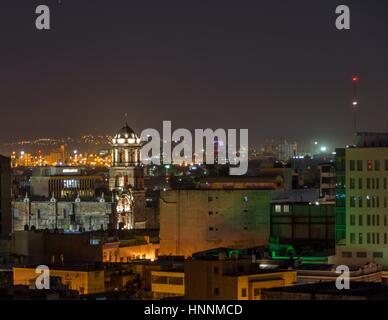 Un paesaggio urbano di Guadalajara, Messico, di notte. Foto Stock