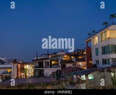 L'architettura locale in Puerto Vallarta, Messico, al tramonto. Foto Stock