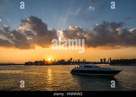 Miami Beach SUNSET! Durante la navigazione su una barca passando di yacht di lusso si può vedere un tramonto meraviglioso oltre Miami! Foto Stock