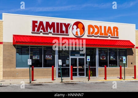 Indianapolis - Circa Febbraio 2017: Famiglia Dollar varietà Store. Famiglia dollaro è una controllata di Dollar albero mi Foto Stock