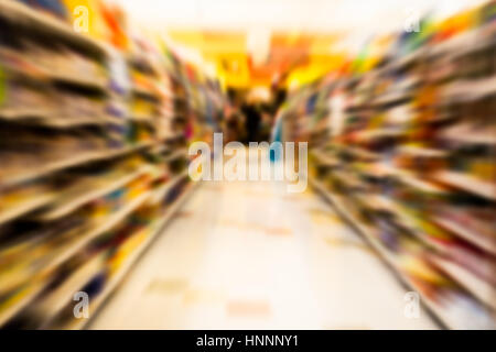 Defocalizzata motion blur di drogheria ripiani corridoio al supermercato Foto Stock