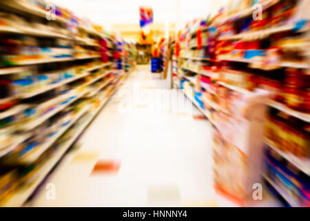 Defocalizzata motion blur di drogheria ripiani corridoio al supermercato Foto Stock