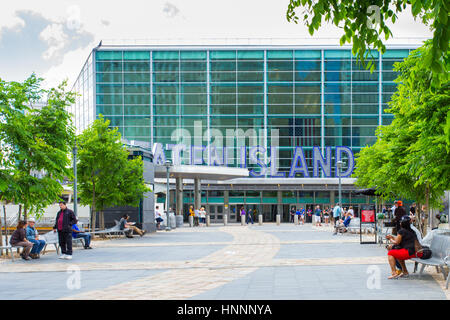 NEW YORK CITY - 6 giugno 2014: vista fuori la Staten Island Ferry Terminal edificio nel centro di Manhattan con persone visibili. Foto Stock