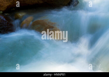 Esposizione a lungo fiume con colori saturi Foto Stock